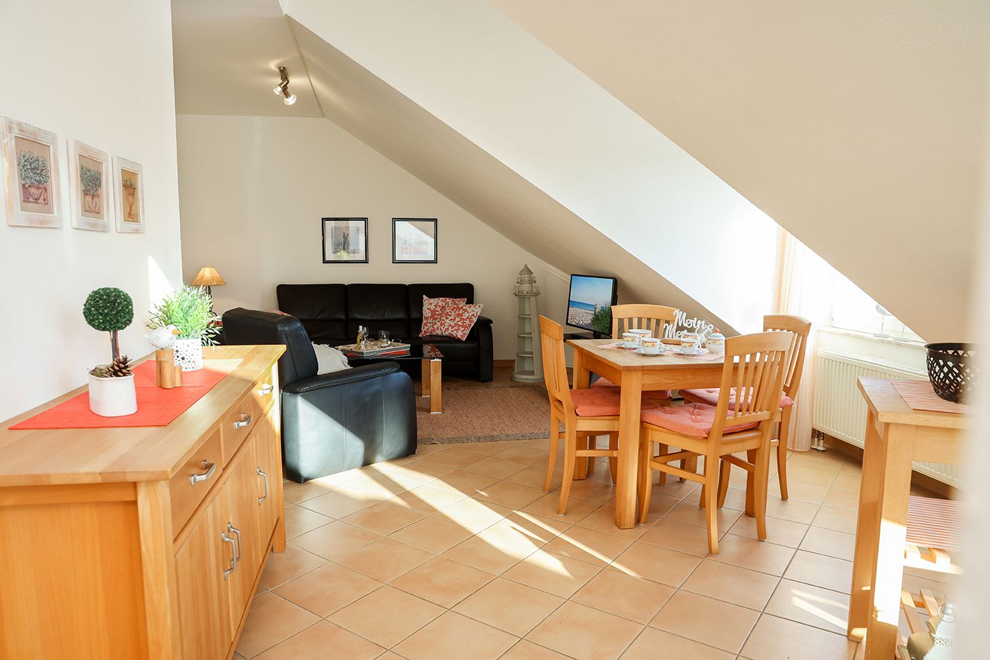 Essbereich mit Sofa in Dachgeschosswohnung