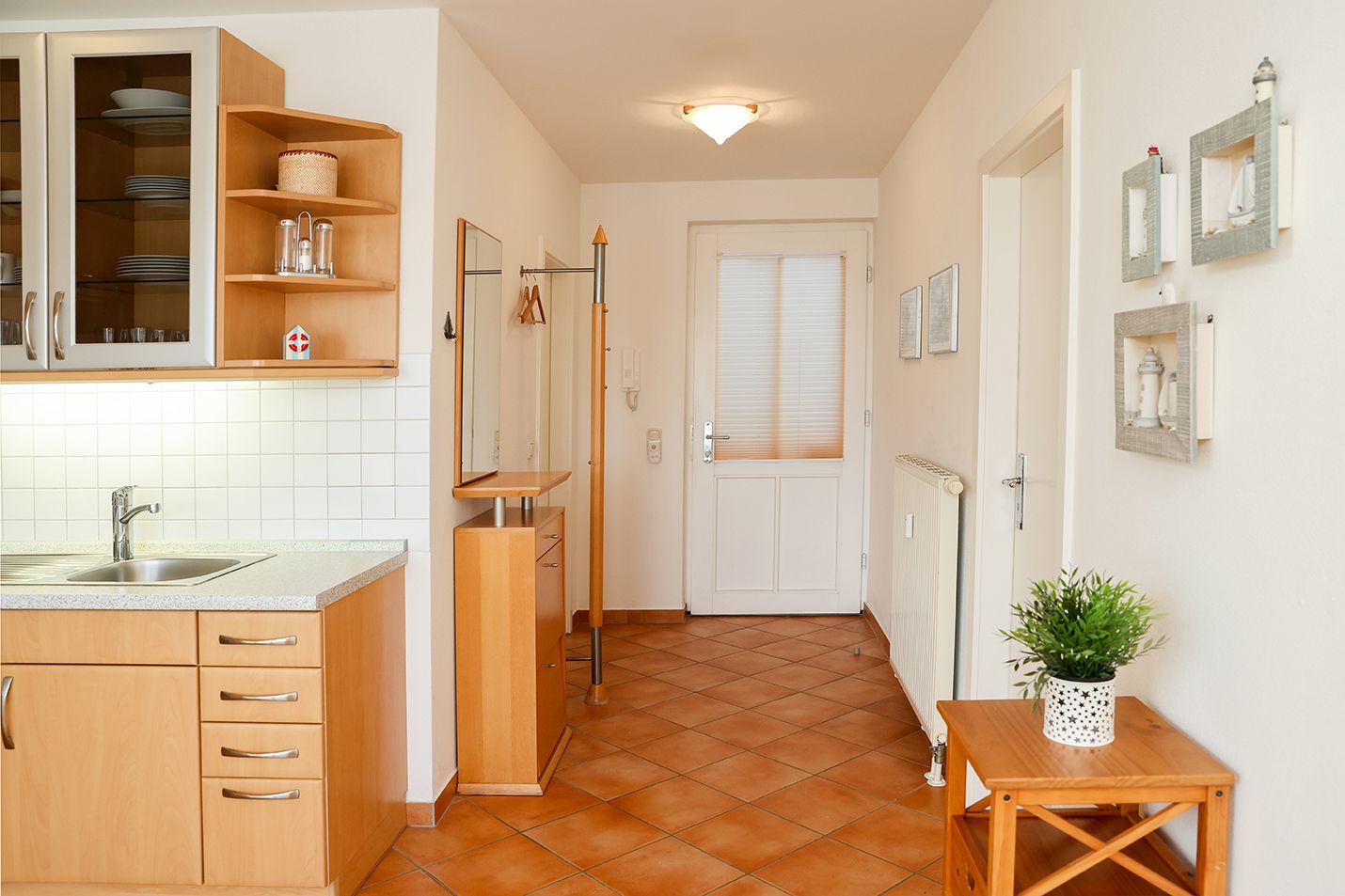 Eingangsbereich mit Fliesenboden und Garderobe