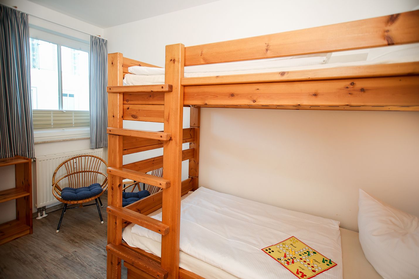 Etagenbett aus Holz in einem kleinen Schlafzimmer