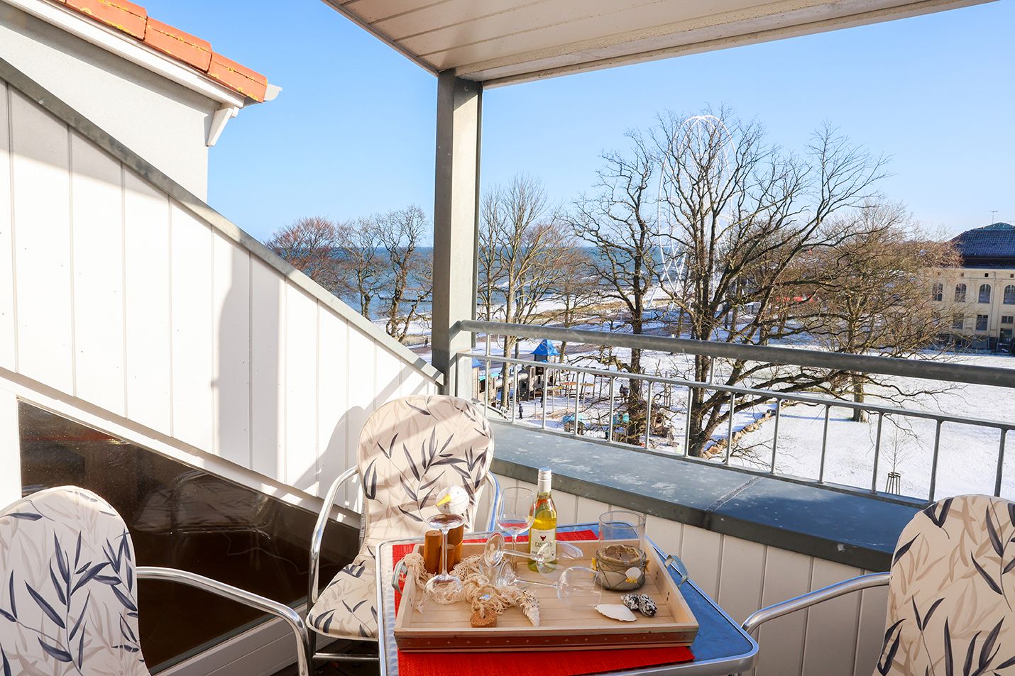 Balkon mit Sitzgelegenheit und Blick aufs Meer